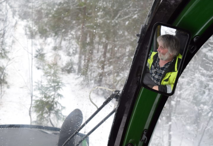 Viggo på vei ut av skogen med lassbæreren.