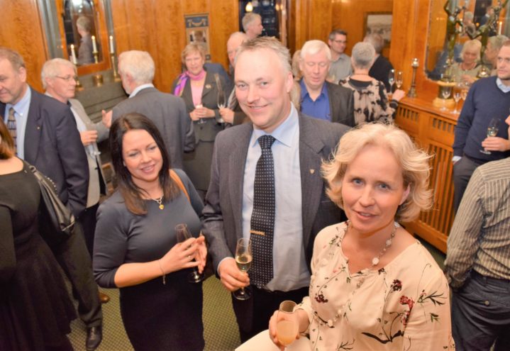 Tine Kvilekval (fra v), Ole Einar Amlie og Guro Vale Kvavik på skogeierfest.
