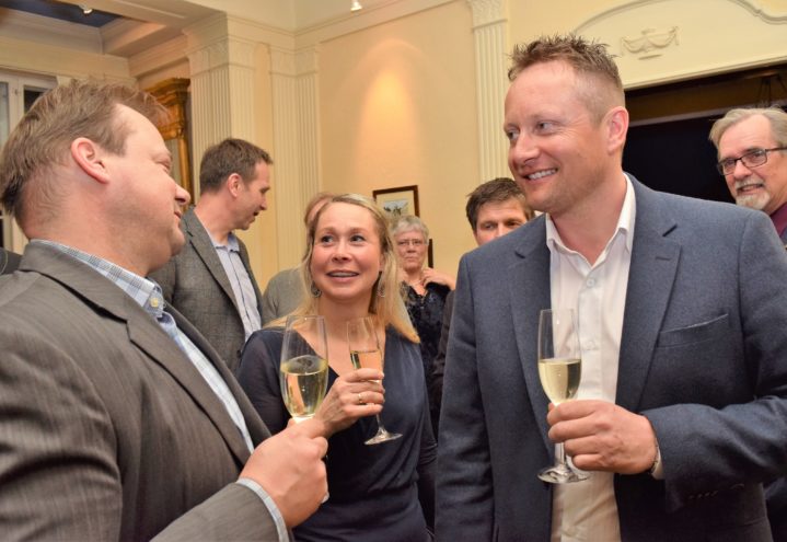 Espen Kjeldsen nyter aperitif med Gro og Petter Borgestad.