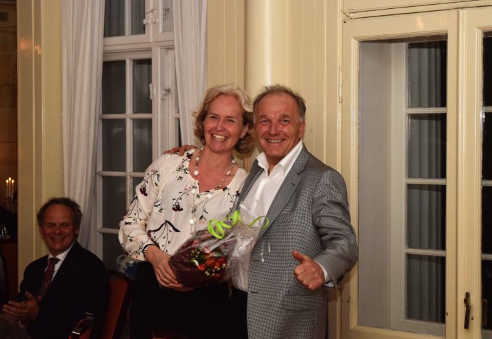 Skogbruksleder Finn Schøning ga Guro blomster på vegne av skogeierne i Gjerpen og Solum.