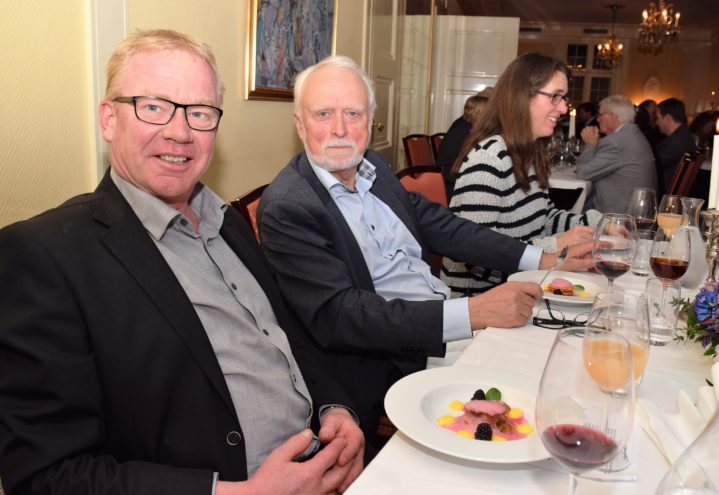 Finn Halvor Skårdal (til v) fra Herrevassdraget skogeierlag og Leif Herman Valen klar for festdessert.