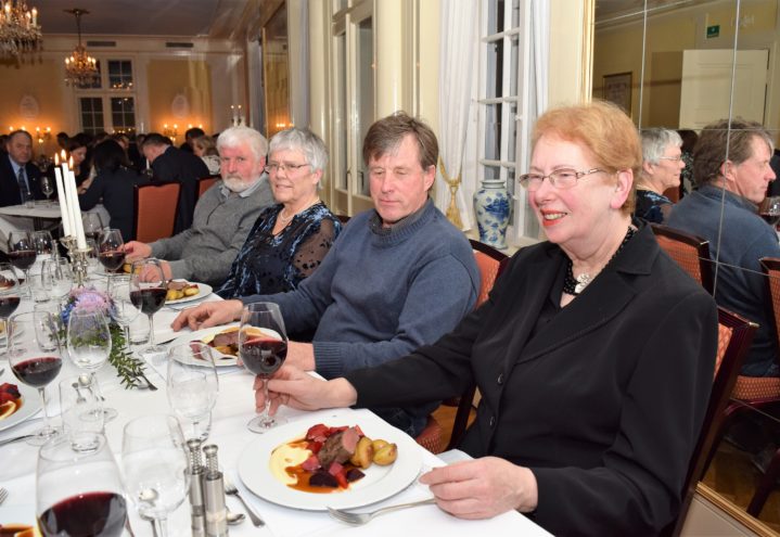 Nydelig mat ble servert til Sølvi Vrangsund, Jacob Langerød og Anne og Steinar Saubrekka.