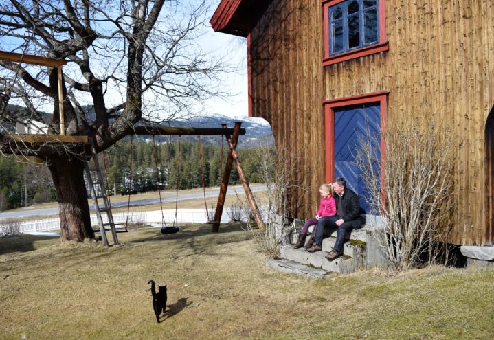 - Jeg er fascinert av tre som materiale. Jeg er stolt av å eie dette stabburet, som er like fint etter 900 år.