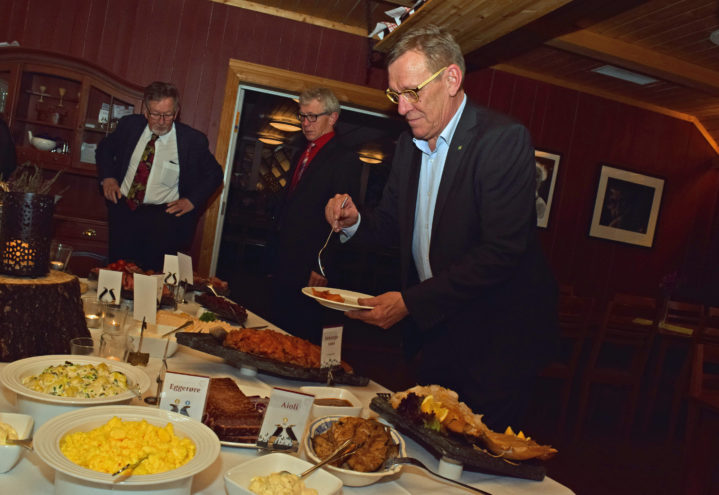 Hølje Kristian Jore var vert for kvelden. Serveringen var en lekker buffet.