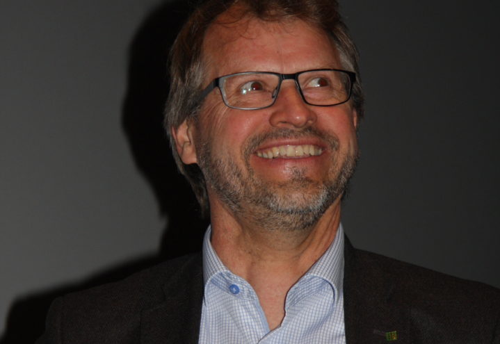 En glad og overrasket Knut Aas da han ble hyllet av en fullsatt sal. Foto: Johs Bjørndal