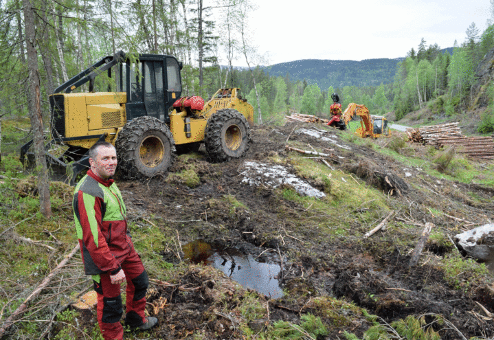 -Gravemaskinen veier 25 tonn, men den står fast på velteplassen for kapping og kvisting. I hogstområdet kjører han bare med Skidder på 8 tonn.