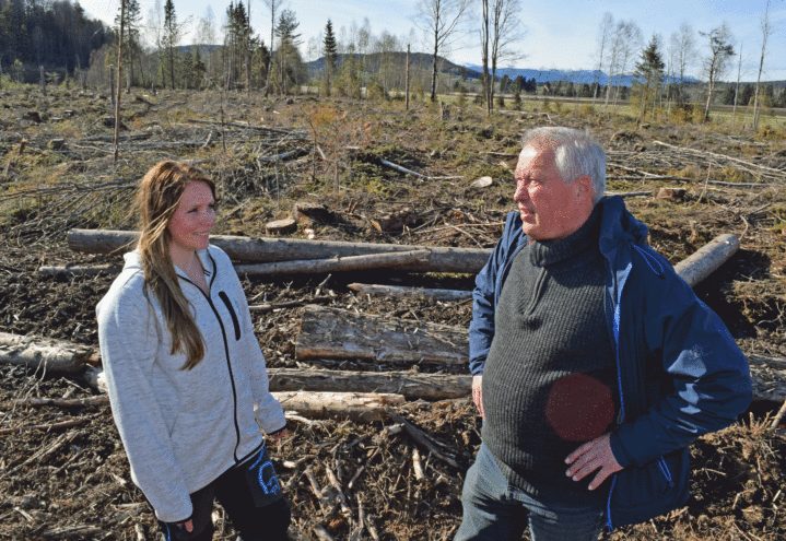 Etter hogsten i vinter, skal Sigrid og pappa Erling nå plante ut 5000 granplanter.