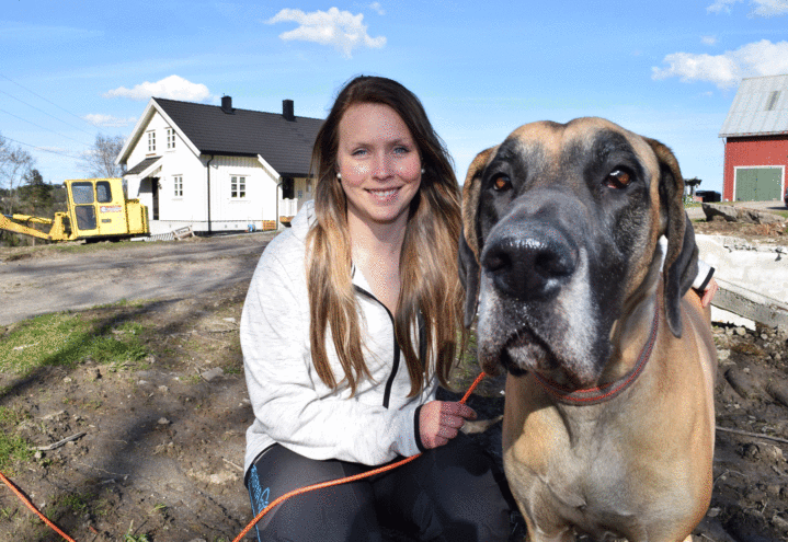 Sigrid og turvennen Amanda på byggetomta.