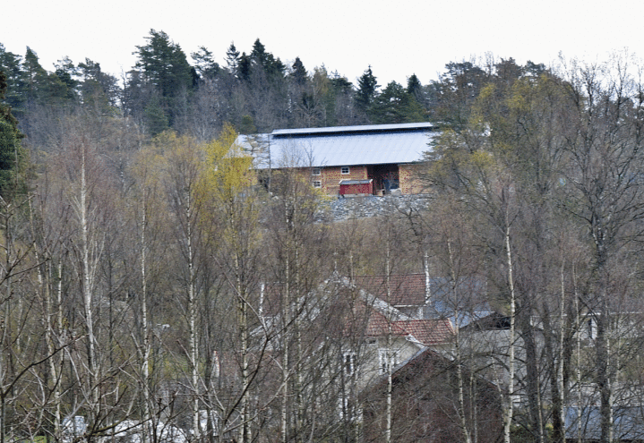Fra E18 skimtes det flotte fjøset. Prosjektet kler godt arbeidstittelen «Kutoppen panorama».