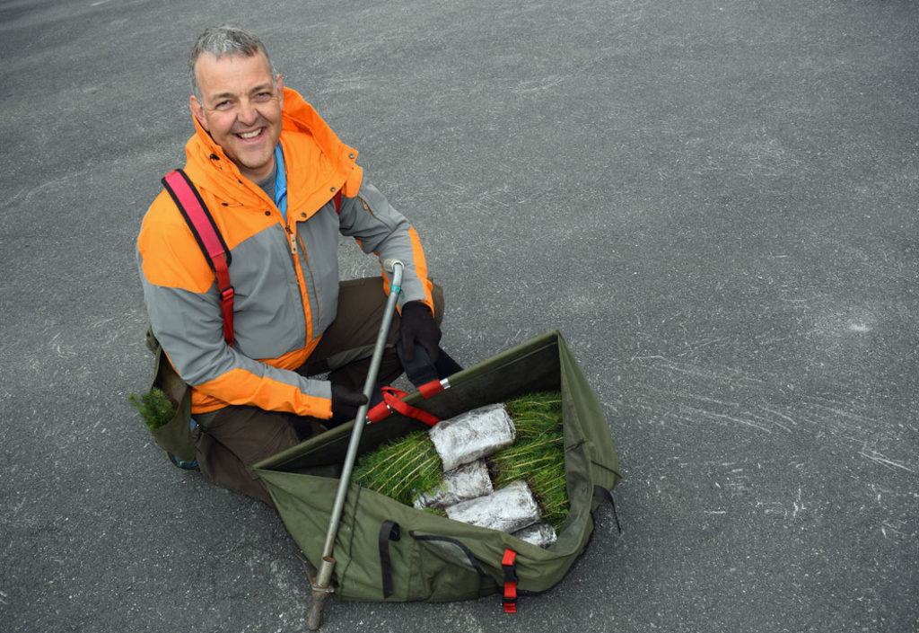 Trond anbefaler godt planteutstyr. I sekken er det plass til en dagsrasjon på 800 planter.