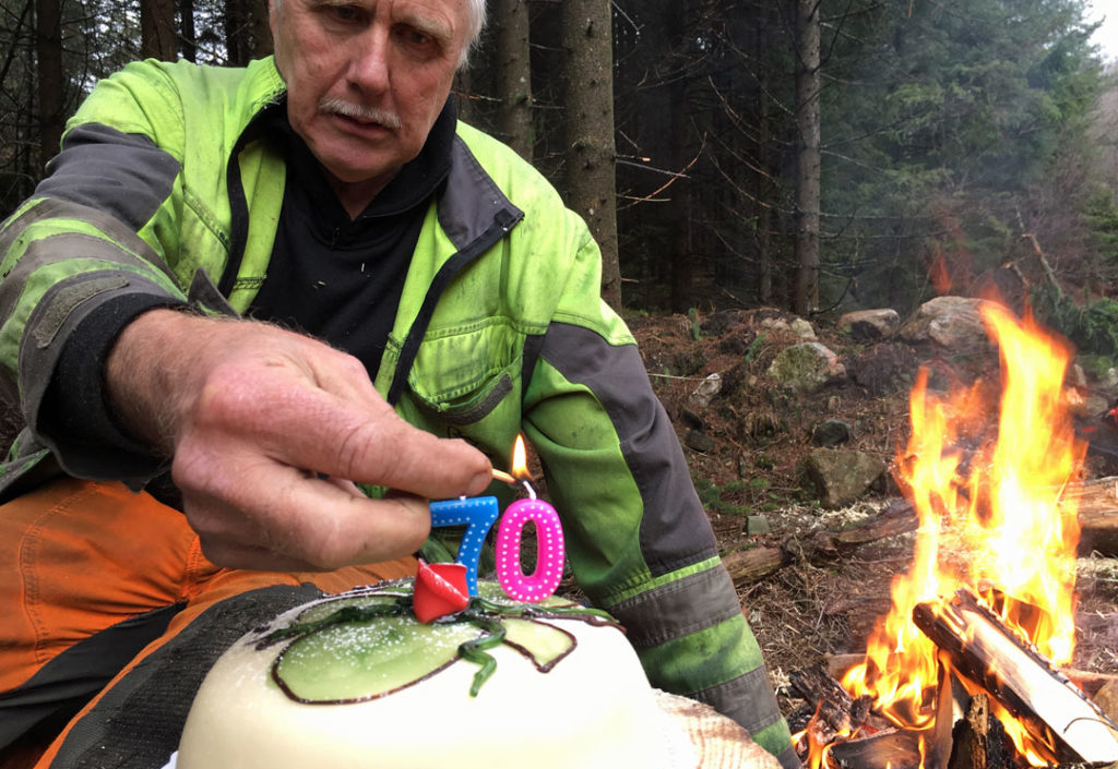 Bursdagsbarn delte kake med øks Bursdagsbarn delte kake med øks