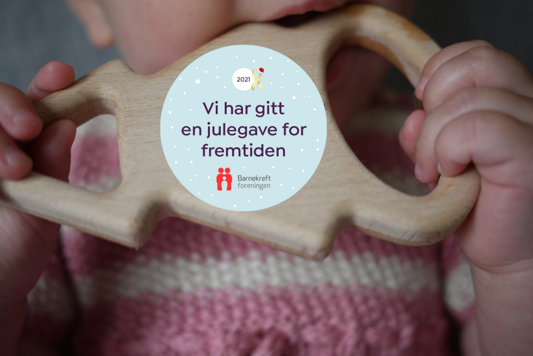 Illustrasjonsbilde av baby som biter på en treleke med logoen til barnekerftforeningen.